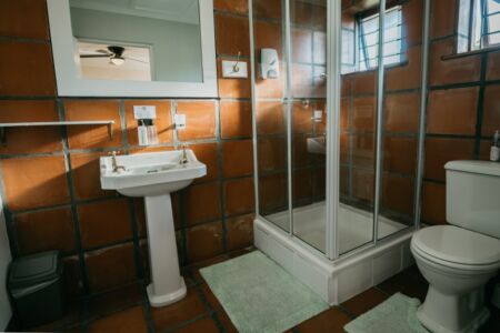 The Village Lodge - Honeybadger bathroom